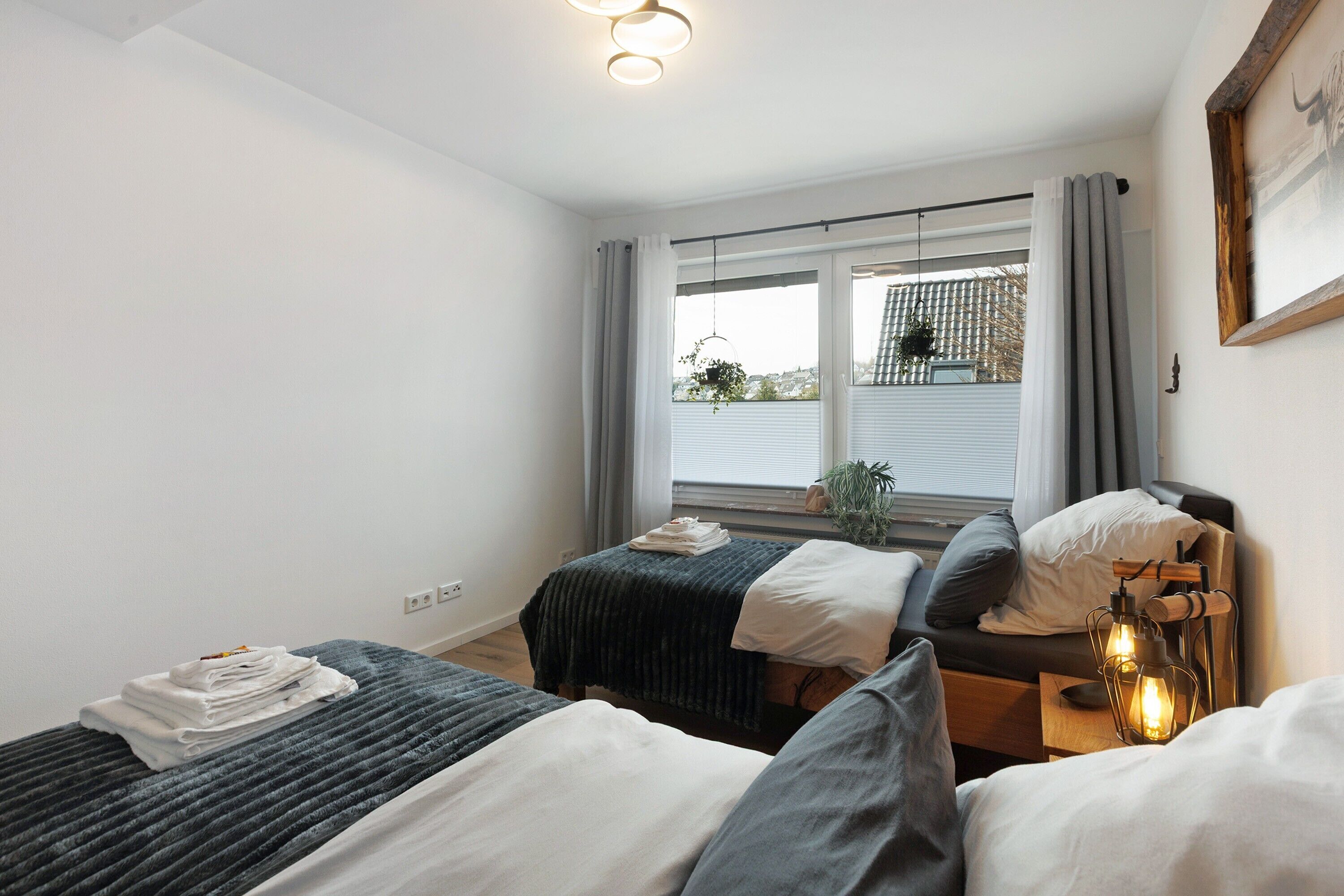 Een strijkplank/strijkijzer, wifi, beddengoed