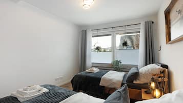 Een strijkplank/strijkijzer, wifi, beddengoed