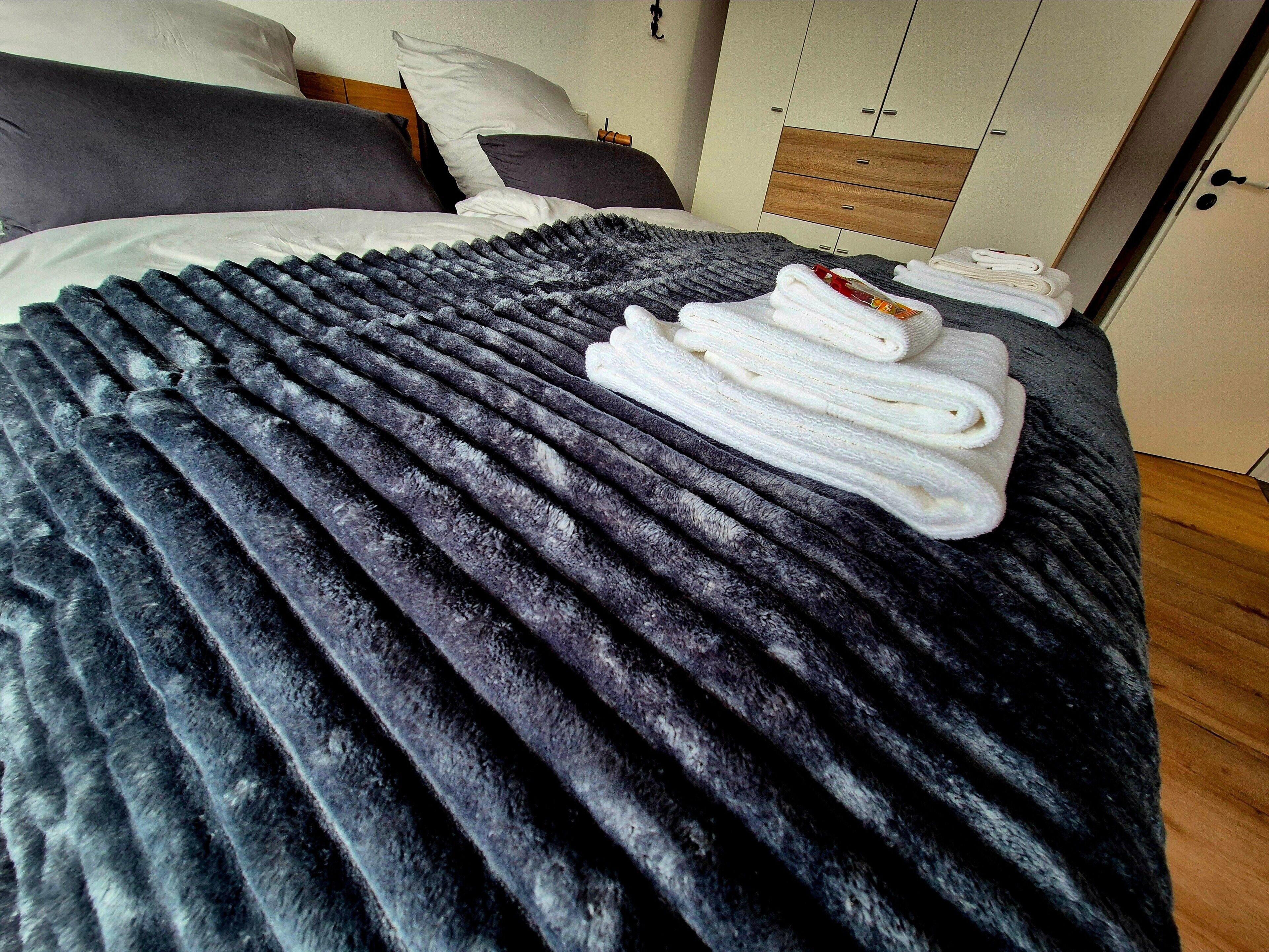 Tabla de planchar con plancha, wifi y ropa de cama 