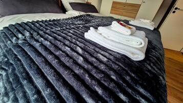 Tabla de planchar con plancha, wifi y ropa de cama