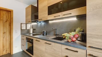 Een koelkast, een magnetron, een oven, een kookplaat