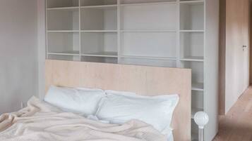 Caja fuerte, tabla de planchar con plancha, cuna de viaje y wifi