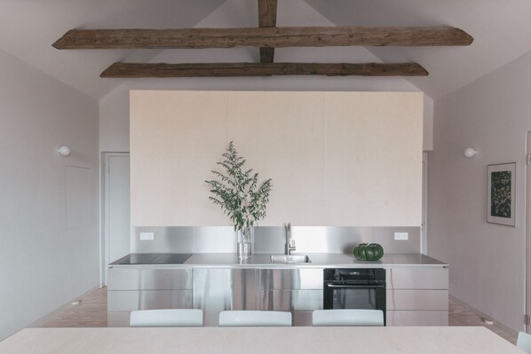 Jääkaappi, uuni, liesi, astianpesukone