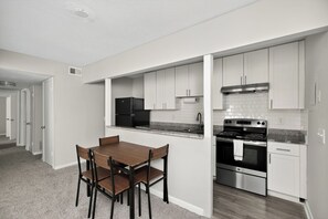 Fridge, oven, stovetop, dishwasher - Warm and welcoming 2-bed Winchester getaway (Atlanta)
