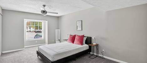 Bureau, fer et planche à repasser, lit parapluie, Wi-Fi gratuit