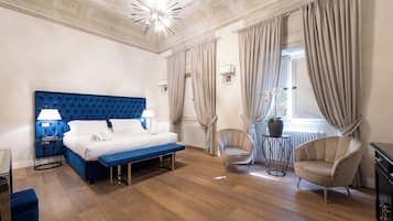 Caja de seguridad en la habitación, escritorio y cortinas blackout