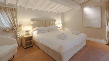 Caja de seguridad en la habitación, escritorio y cortinas blackout