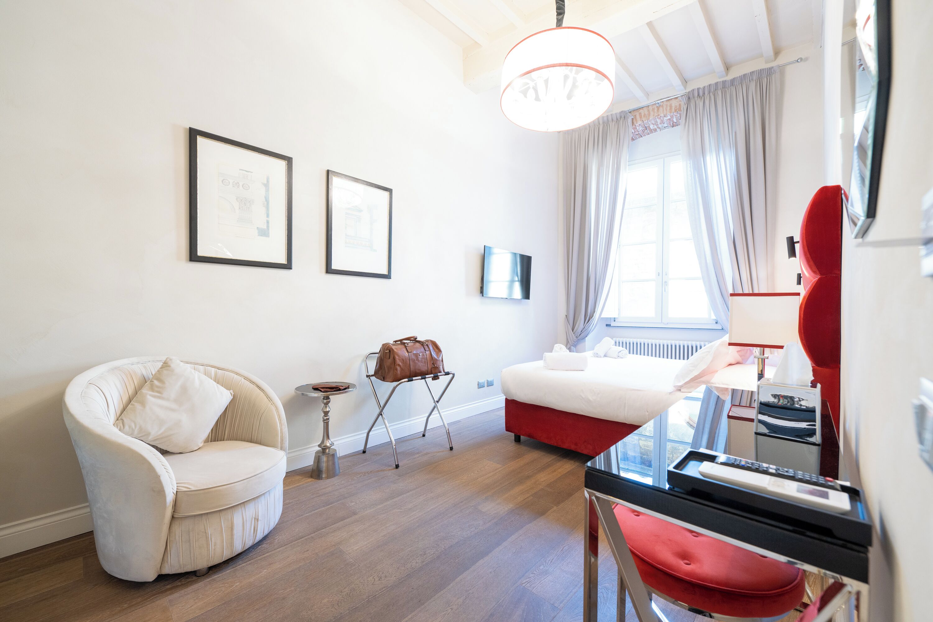 خزنة داخل الغرفة ومكتب وستائر تعتيم ومكواة/لوح كي