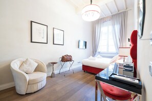 Habitación doble superior, vista a la ciudad | Caja de seguridad en la habitación, escritorio y cortinas blackout 