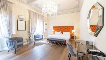 Caja de seguridad en la habitación, escritorio y cortinas blackout