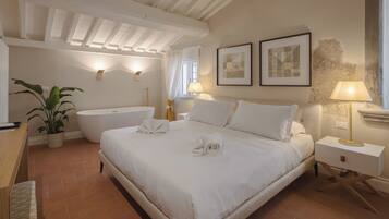 Caja de seguridad en la habitación, escritorio y cortinas blackout