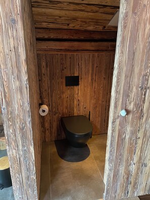 تجهيزات دش، مجففات شعر، مناشف، ورق حمّام