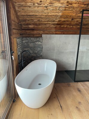 Doccia, asciugacapelli, asciugamani, carta igienica