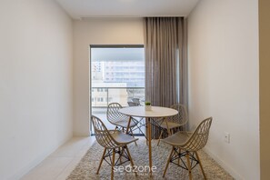 Basic Apartment | Dining - Your Complete Stay in Itapema Just 550 m From the Beach - Lles (Itapema)