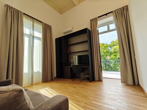 Deluxe Suite | Living area | 43-inch Smart TV with digital channels - Tambasia affittacamere (Catania)