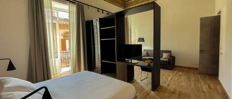 Minibar, escritorio, wifi gratis y muebles diferentes