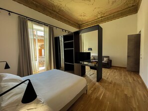 办公桌、免费 WiFi