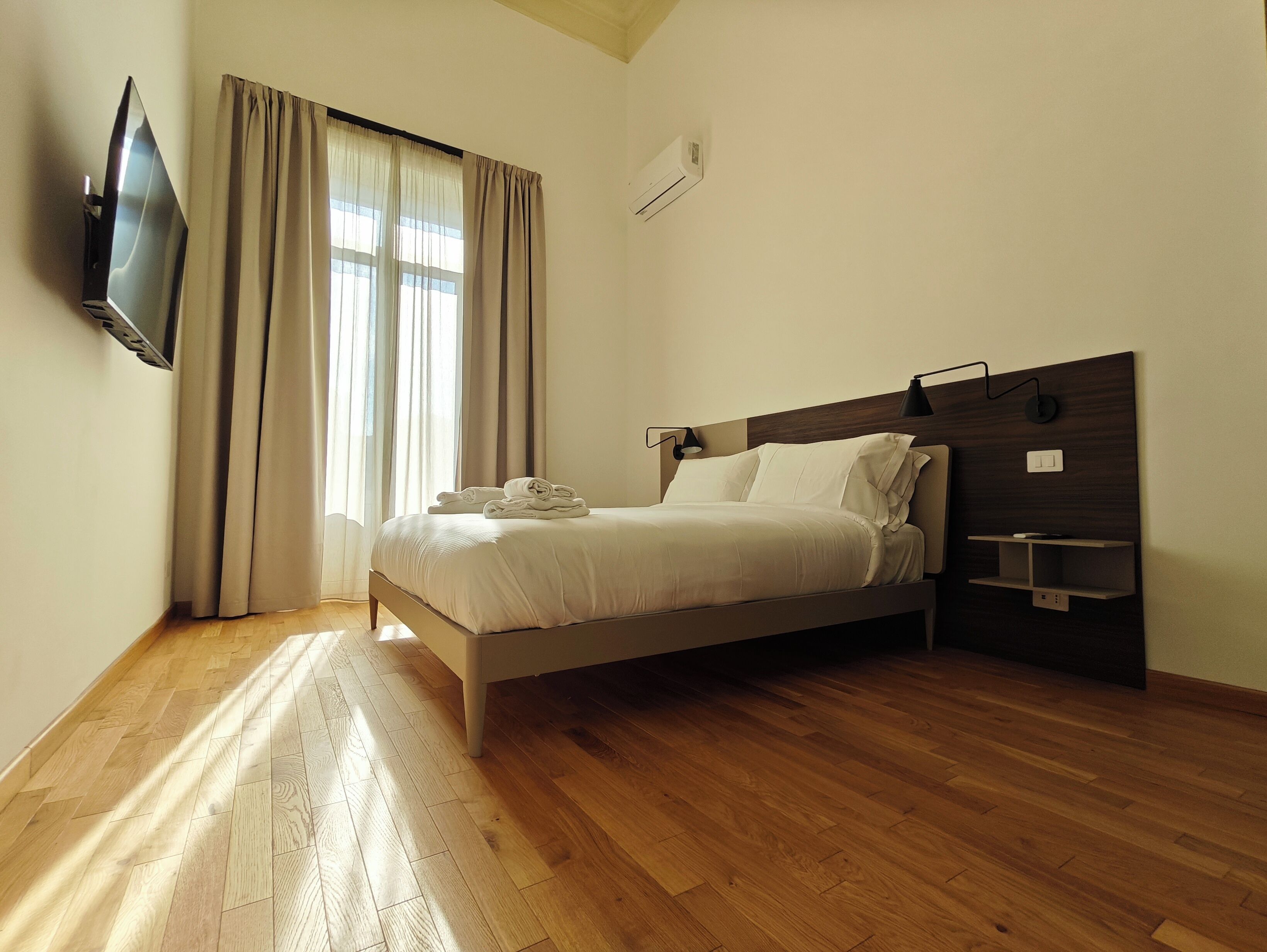 Deluxe Suite | Minibar, individually furnished, desk, free WiFi