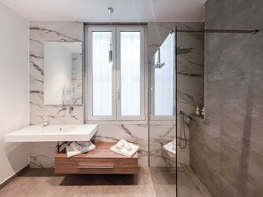 Shower, rainfall showerhead, free toiletries, hair dryer - Tambasia affittacamere (Catania)
