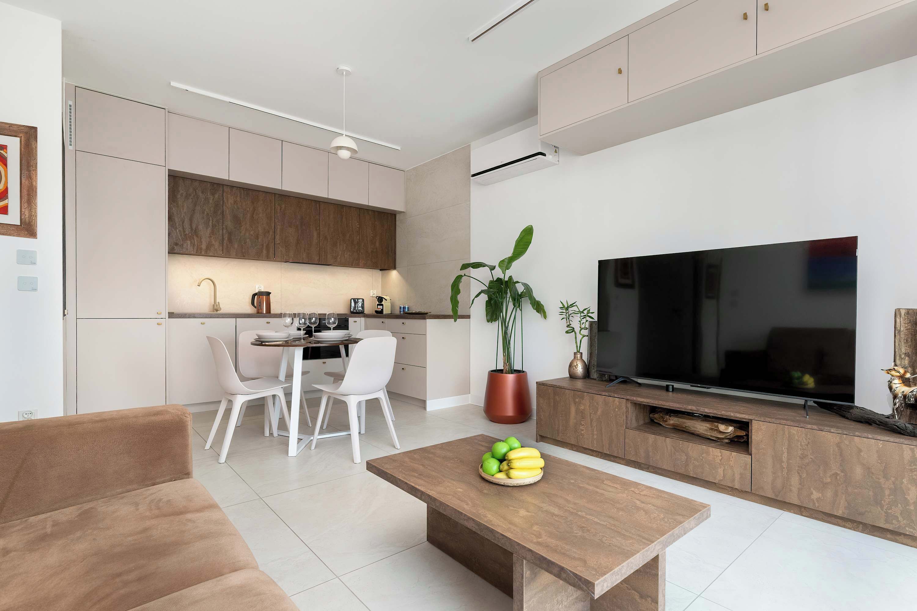 Una televisión, una oficina