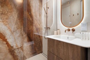 Douche, sèche-cheveux, serviettes fournies, shampoing