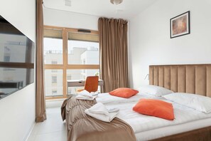 1 chambre, bureau, fer et planche à repasser, lit parapluie