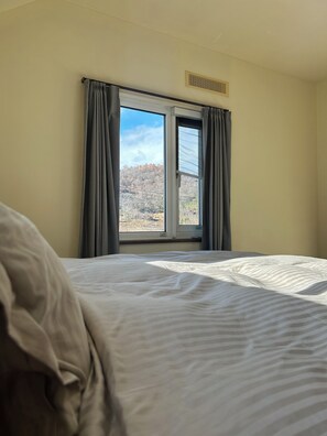 Habitación, lanai, vistas al jardín | Cortinas opacas y tabla de planchar con plancha