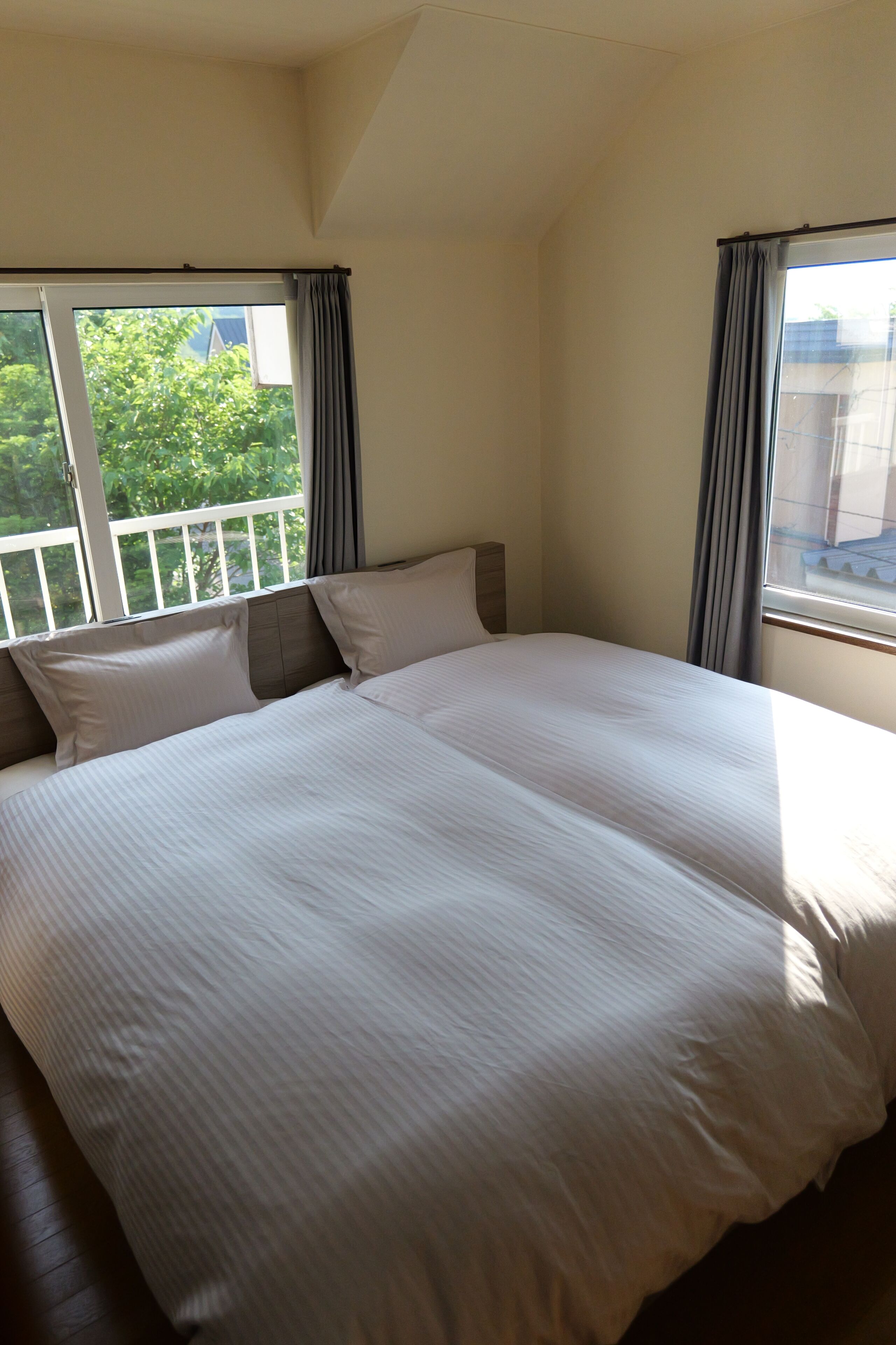Habitación, lanai, vistas al jardín | Cortinas opacas y tabla de planchar con plancha