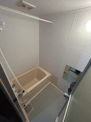 Habitación, lanai, vistas al jardín | Baño | Zapatillas
