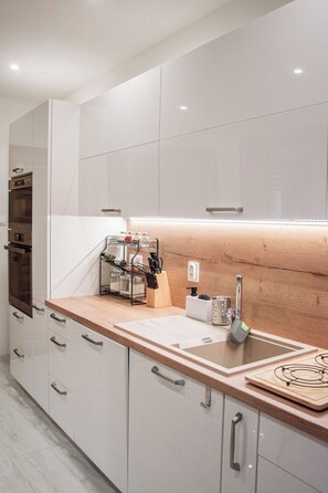 Microondas, horno, placa de cocina, lavavajillas