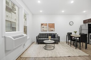 Interior - Contemporary 1BR inside Fairmount Square (Philadelphia)