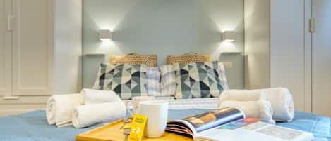 2 habitaciones y tabla de planchar con plancha