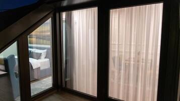 Familierom, balkong, byutsikt | Innvendig