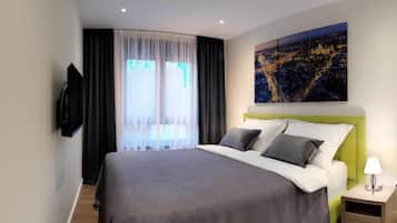 Deluxe-Suite, Balkon, Stadtblick | Zimmersafe, kostenloses WLAN