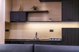 Deluxe-Penthouse, Balkon, Stadtblick | Eigene Küche | Wasserkocher, Esstisch