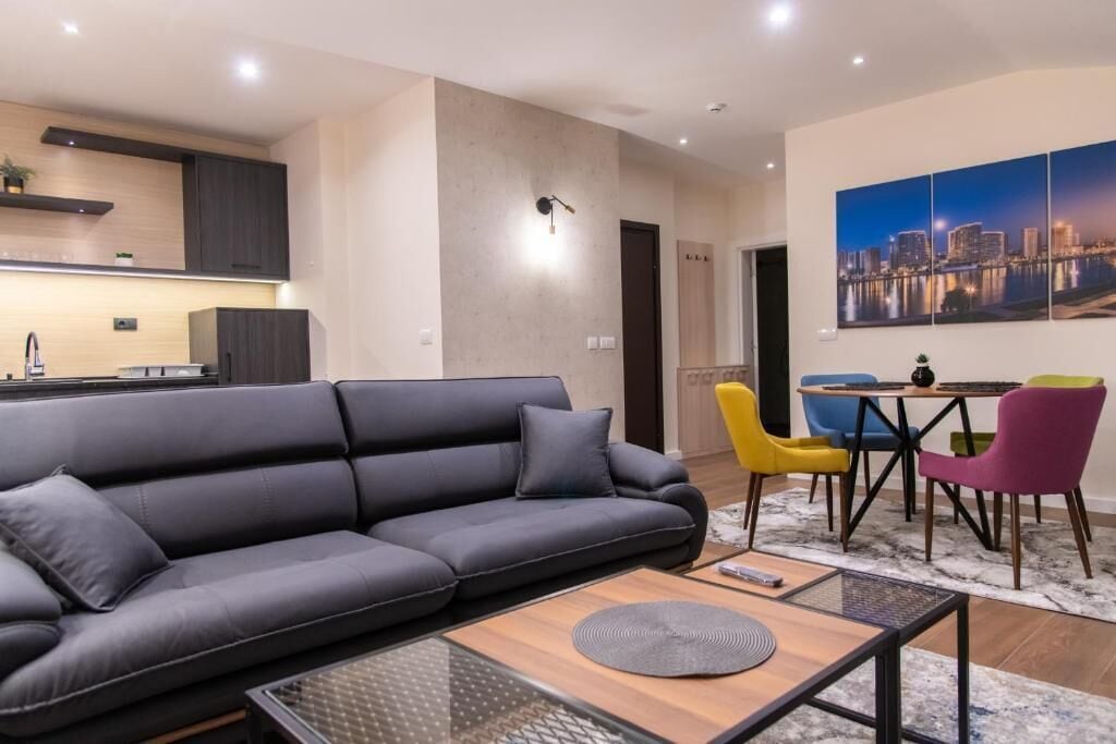 Loftsleilighet – deluxe, balkong, byutsikt | Oppholdsområde | En 53-tommers smart-TV med kabel-kanaler samt TV
