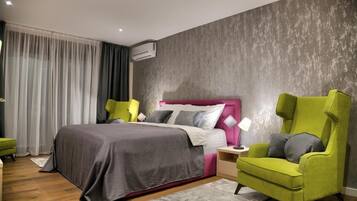 Een minibar, een kluis op de kamer, individueel gemeubileerd