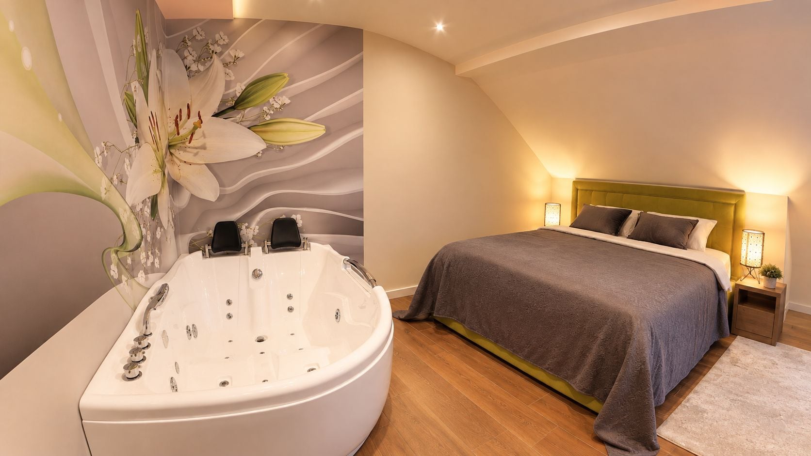 Ein Schlafzimmer mit einer großen Badewanne, einem Bett mit einem grünen Kopfteil und einem Nachttisch mit einer Lampe.
