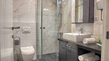 Deluxe suite, balkon, uitzicht op de stad | Badkamer | Gratis toiletartikelen, een haardroger, badjassen, pantoffels