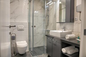 Suite Deluxe, balcó, vistes a la ciutat | Bany | Articles de tocador gratuïts, assecador de cabells i barnussos 