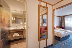 Comfort Double Room, Balcony | In-room safe, free WiFi, bed sheets - Alpensporthotel Mutterberg (Neustift im Stubaital)