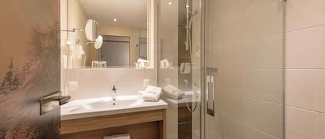 Amenidades de baño gratuitas, secadora de cabello, batas, pantuflas