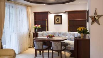 Coffres-forts dans les chambres, Wi-Fi gratuit, draps fournis