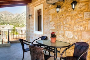 Outdoor dining - Sklavaki Traditional Villa - Private Pool & Views (Melidoni)