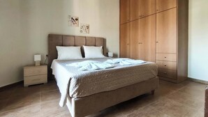 Un dormitorio con cama, mesita de noche y armario.