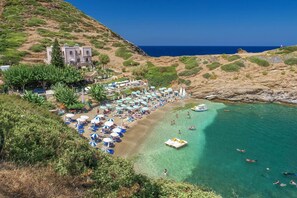 A coastal resort with a beach, clear waters, and a mountainous backdrop. - Sklavaki Traditional Villa - Private Pool & Views (Melidoni)