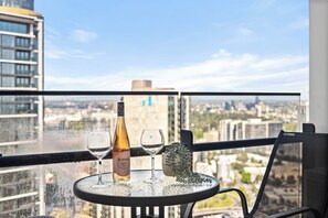Outdoor dining - Luxury CBD City |2BR 1BA| Private Balcony+Free Carpark +Pool+Gym+24X7 Concierge (Southbank)