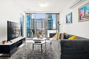 Smart TV - Luxury CBD City |2BR 1BA| Private Balcony+Free Carpark +Pool+Gym+24X7 Concierge (Southbank)