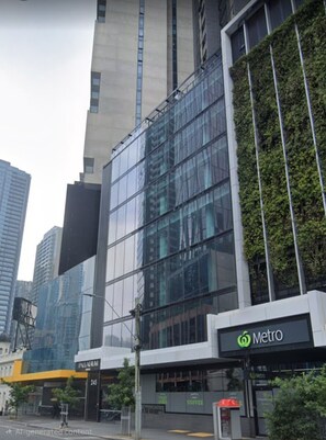 Exterior - Luxury CBD City |2BR 1BA| Private Balcony+Free Carpark +Pool+Gym+24X7 Concierge (Southbank)