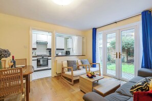 Living area - Camden 2BR Flat with Spacious Garden for 5 (London)